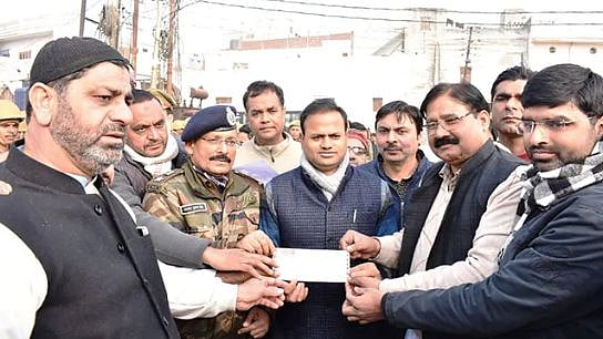 CAA போராட்டத்தில் போலிஸ் ஏற்படுத்திய சேதங்களை சரி செய்ய நிதி கொடுத்து அசத்திய  இஸ்லாமிய சகோதரர்கள்! 