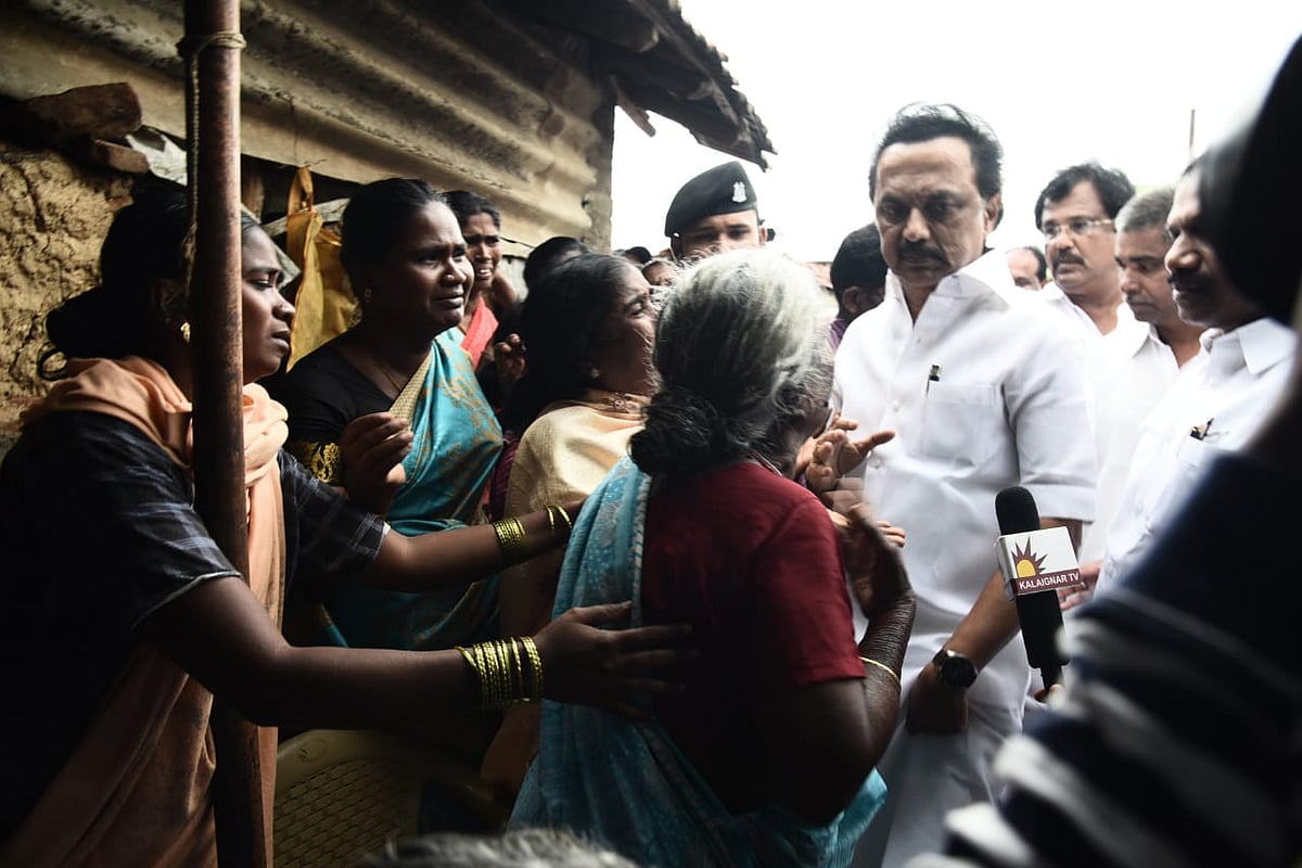 மேட்டுப்பாளையத்தில் சுவர் இடிந்து 17 பேர் பலி : நேரில் சென்று ஆறுதல் தெரிவித்த மு.க.ஸ்டாலின்! (PHOTOS)