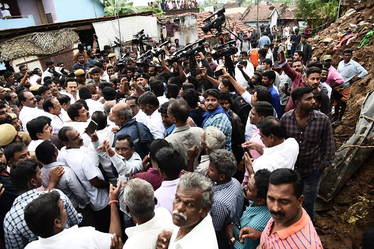 மேட்டுப்பாளையத்தில் சுவர் இடிந்து 17 பேர் பலி : நேரில் சென்று ஆறுதல் தெரிவித்த மு.க.ஸ்டாலின்! (PHOTOS)