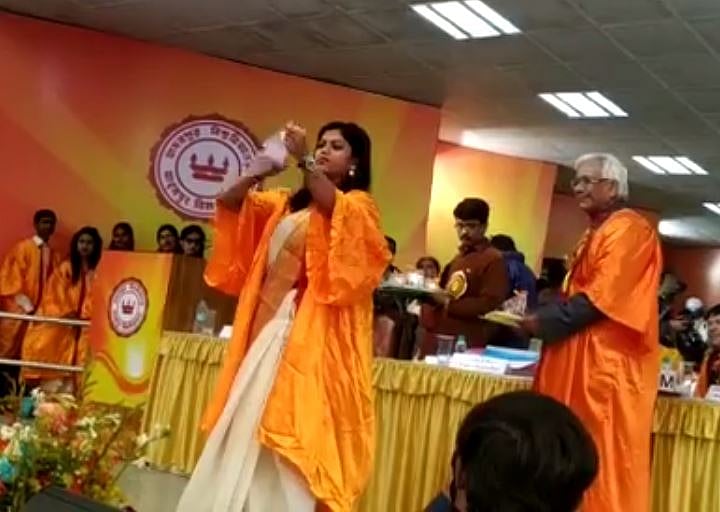 “இன்குலாப் ஜிந்தாபாத்” : பட்டமளிப்பு விழா மேடையிலேயே CAA நகலைக் கிழித்தெறிந்து முழக்கமிட்ட மாணவி!