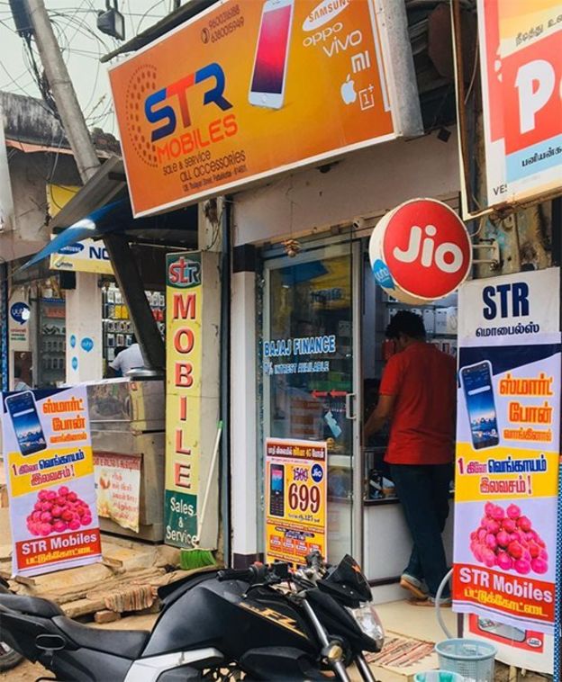 ’மொபைல் போன் வாங்கினால், ஒரு கிலோ வெங்காயம் இலவசம்’ : பட்டுக்கோட்டை மொபைல் கடையில் அதிரடி சலுகை !