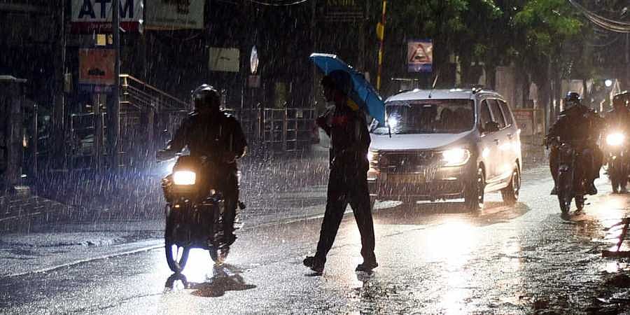 வடதமிழகத்தில் சூறாவளி காற்று வீசும்.. 8 மாவட்டங்களில் நாளை கனமழைக்கு வாய்ப்பு - சென்னையின் நிலை என்ன?