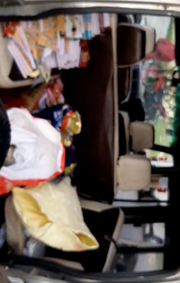 வாக்காளர்களுக்கு வழங்க பரிசுப்பொருளுடன் சென்ற அ.தி.மு.கவினரின் வாகனம் பறிமுதல்; திருவள்ளூரில்  அதிரடி!