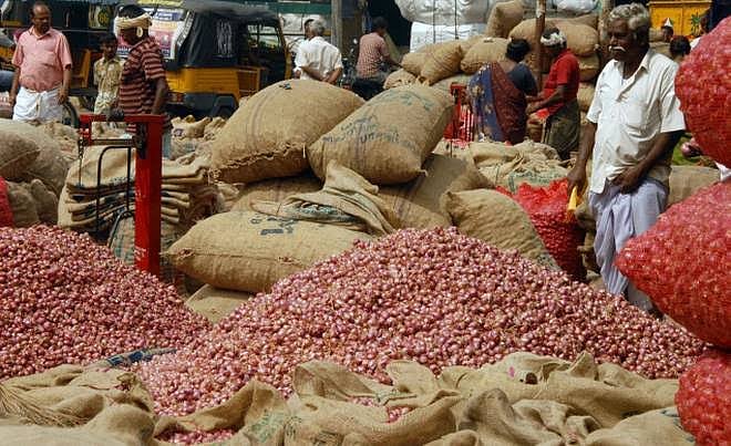 பெரம்பலூரில் சோகம் : விவசாய நடவுக்கு வைத்திருந்த 350 கிலோ சின்ன வெங்காயத்தைத் திருடிய திருடர்கள் !