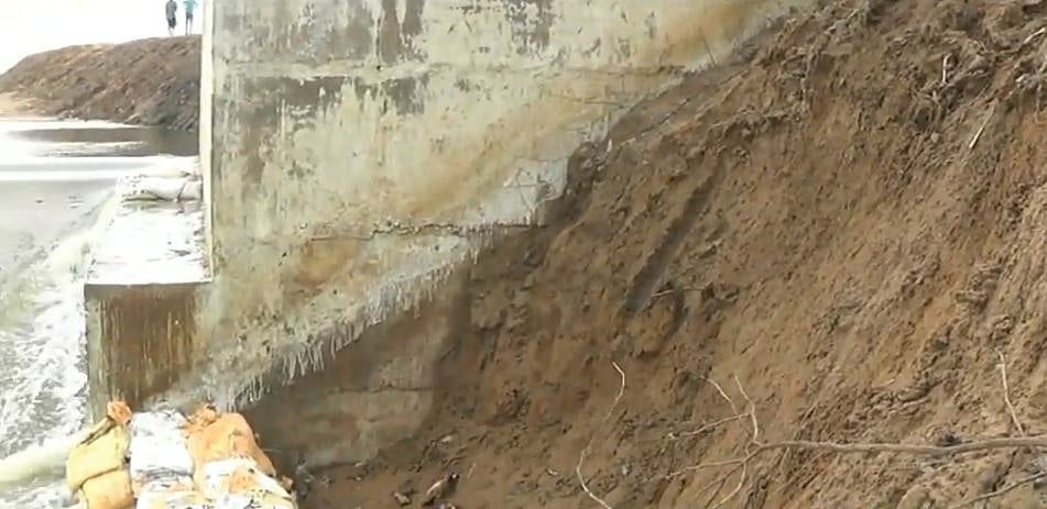 ’கால்வாய் உடைந்ததற்கு எலிகளே காரணம்’ : அமைச்சர் சொன்ன அடடே விளக்கம்.. கோபத்தில் விவசாயிகள் !