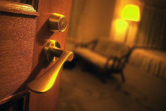 “மணமாகாத ஆணும் பெண்ணும் ஒரே அறையில் தங்கினால் என்ன குற்றம்?” - போலிஸுக்கு ஐகோர்ட் கேள்வி!