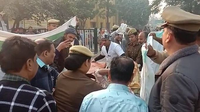 இளம்பெண்ணை பாலியல் வன்கொடுமைக்கு உள்ளாக்கி எரித்துக் கொல்ல முயற்சி : உத்தர பிரதேசத்தில் நடந்த அவலம்!