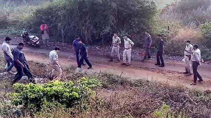 "என்னையும் அங்கேயே அழைத்துச் சென்று கொன்று விடுங்கள்" - என்கவுன்டர் செய்யப்பட்டவரின் மனைவி பேட்டி!