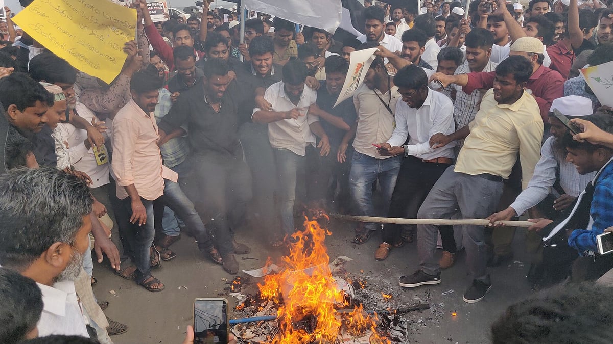 மோடி உருவபொம்மை எரிப்பு - எடப்பாடி பழனிசாமி வீட்டை முற்றுகையிட முயன்ற போராட்டக்காரர்கள்!