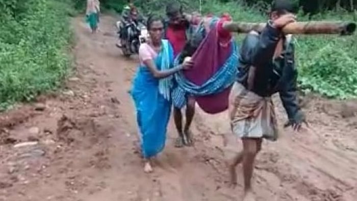 சாலை வசதி இல்லாதததால், கர்ப்பிணிப் பெண்ணை தொட்டில் கட்டித் தூக்கிச் சென்ற சம்பவம் : ஈரோட்டில் அவலம்