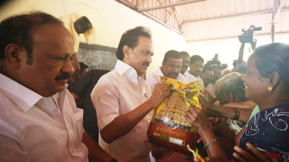 கடலூரில் கனமழை பாதிப்பு - தி.மு.க தலைவர் மு.க.ஸ்டாலின் நேரில்  பார்வையிட்டு நிவாரண உதவி!