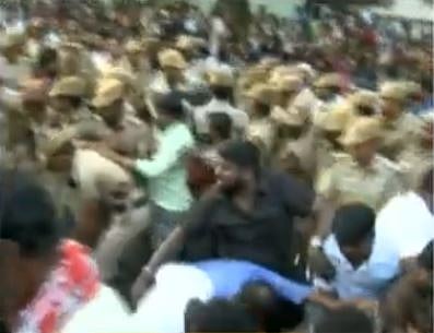 மேட்டுப்பாளையத்தில் சுவர் இடிந்து விழுந்து 17 பேர் பலி - நடவடிக்கை கோரிய பொதுமக்கள் மீது போலிஸார் தடியடி!