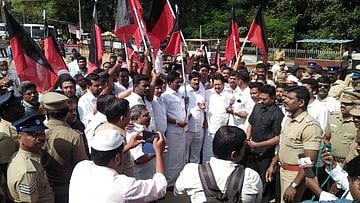 #LIVE  தமிழகம் முழுக்க தி.மு.க இளைஞரணி நடத்திய குடியுரிமை மசோதா எதிர்ப்பு போராட்டம்! - ஏராளமானோர் கைது!