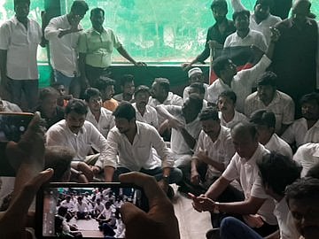 #LIVE  தமிழகம் முழுக்க தி.மு.க இளைஞரணி நடத்திய குடியுரிமை மசோதா எதிர்ப்பு போராட்டம்! - ஏராளமானோர் கைது!