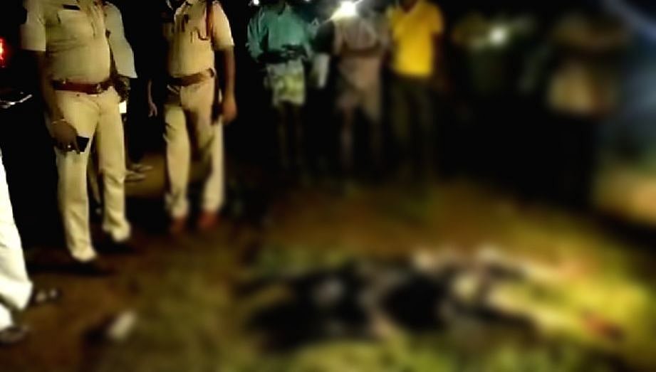 பாதி எரிந்த நிலையில் இரு பெண் சடலங்கள் : அதிர்ச்சிக்குள்ளான கிராம மக்கள் - போலிஸ் விசாரணை