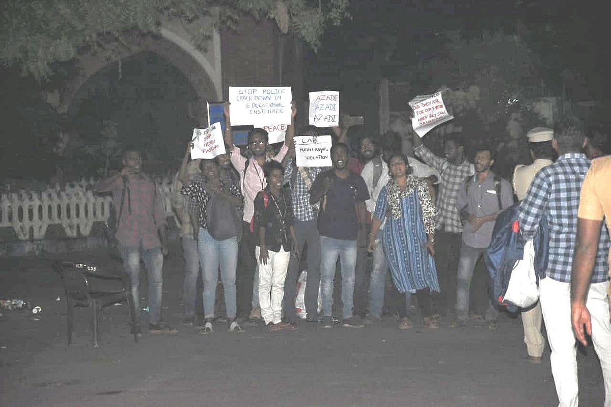 இரவோடு இரவாக சென்னை பல்கலை. மாணவர்களை வலுக்கட்டாயமாக கைது செய்த காவல்துறை : நள்ளிரவில் நடந்தது என்ன?