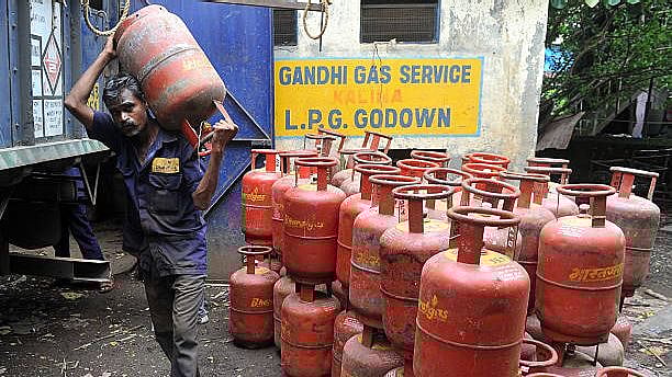 ‘காஸ் சிலிண்டர்’ டெலிவரி செய்வோருக்கு ‘டிப்ஸ்’ : என்ன சொல்கின்றன காஸ் நிறுவனங்கள்?