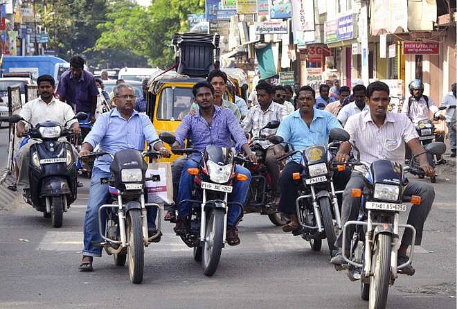 விபத்தில் உயிரிழந்த மகன் நினைவாக, மகனின் நண்பர்களுக்கு ஹெல்மெட் வழங்கிய தந்தை - நெகிழ்ச்சி சம்பவம்