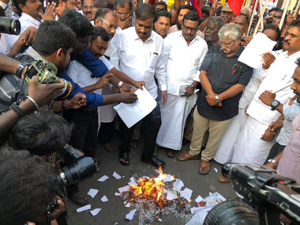 ’இந்த வழக்கை வைத்துதான் எடப்பாடியை மிரட்டுகிறது பா.ஜ.க’- அடித்துச் சொல்லும் வேல்முருகன் !