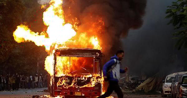 பேருந்துக்கு தீ வைத்தது யார்? - ஜல்லிக்கட்டு ஃபார்முலாவை பின்பற்றி வன்முறையை நிகழ்த்திய டெல்லி போலிஸ்!