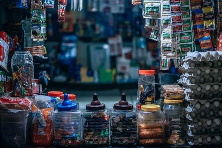 கார்பரேட் பூதத்திடம் சிக்கி கண்ணீர் விடும் சில்லறை வியாபாரிகள் :  கோடிகளில் புரளும் Amazon, Flipkart !