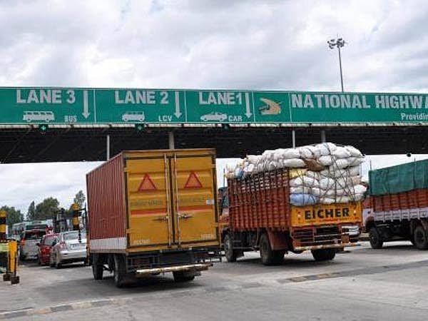 சுங்கச்சாவடிகளில் நிகழும் ‘கட்டண கொள்ளை’ : கண்டுகொள்ளாத தேசிய நெடுஞ்சாலை ஆணையம்! - அதிர்ச்சி தகவல்!