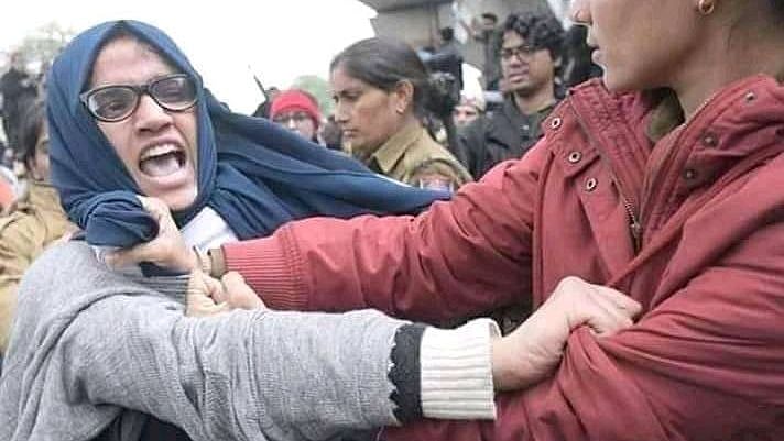 “விளக்கை அணைத்துவிட்டு பாலியல் மீறலில் ஈடுபட்ட போலிஸார்” : நடந்தது என்ன?- அதிர்ச்சித் தகவல்கள்!