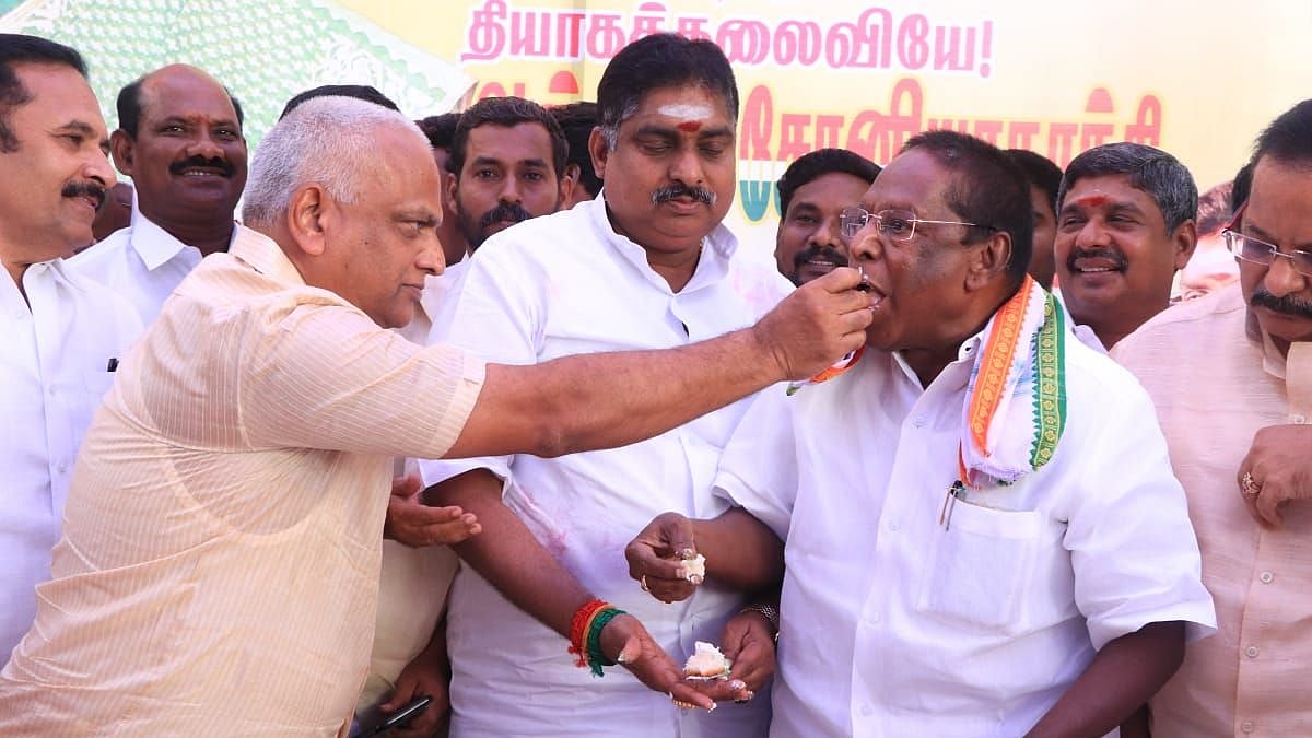 சோனியாகாந்தி பிறந்தநாள்: தொண்டர்களுக்கு புதுச்சேரி முதல்வர் கொடுத்த ஆச்சர்ய பரிசு? கண்ணீரில் தொண்டர்கள் !