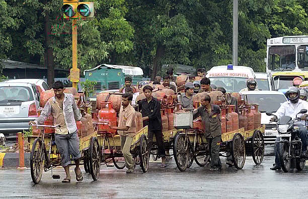 ‘காஸ் சிலிண்டர்’ டெலிவரி செய்வோருக்கு ‘டிப்ஸ்’ : என்ன சொல்கின்றன காஸ் நிறுவனங்கள்?