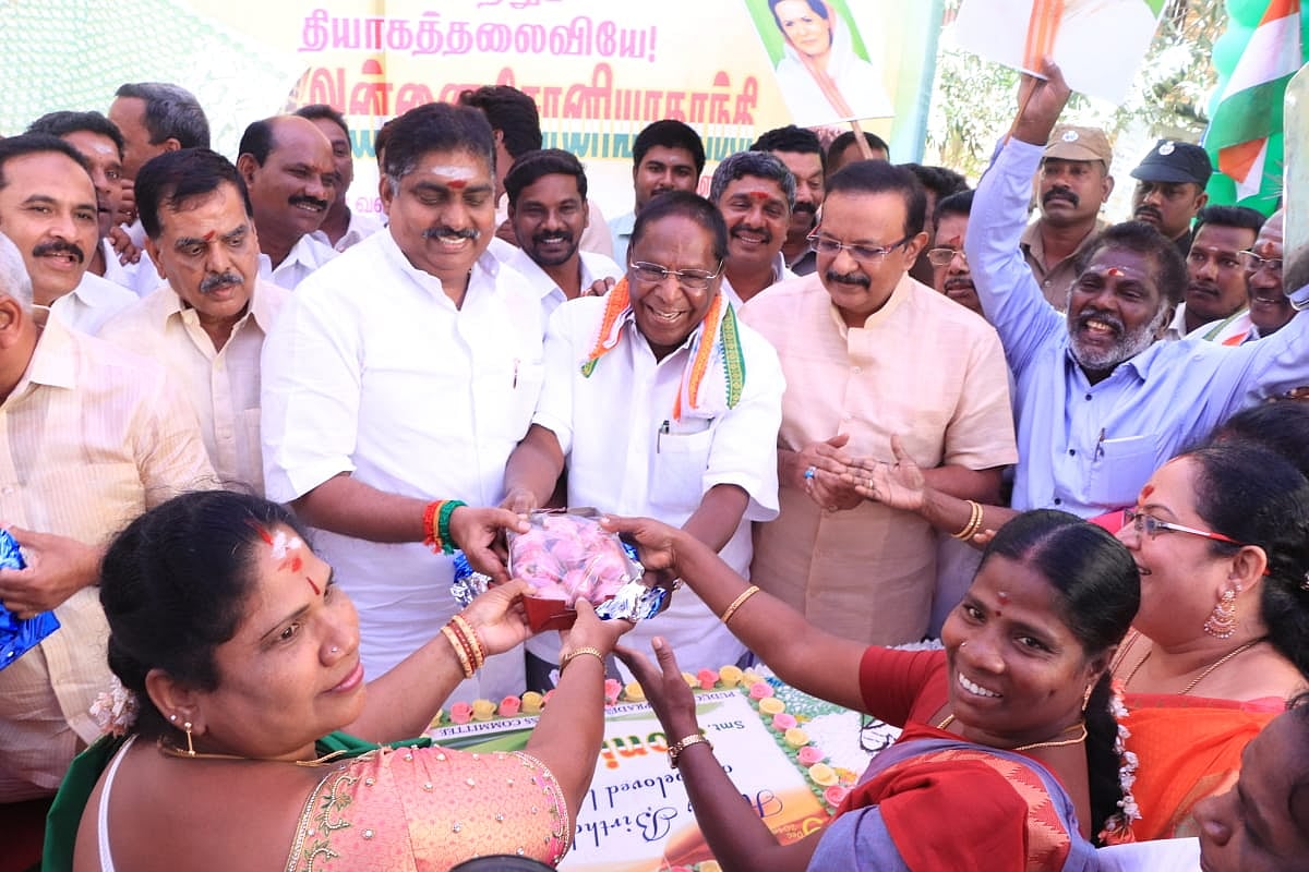 சோனியாகாந்தி பிறந்தநாள்: தொண்டர்களுக்கு புதுச்சேரி முதல்வர் கொடுத்த ஆச்சர்ய பரிசு? கண்ணீரில் தொண்டர்கள் !