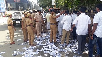 #LIVE  தமிழகம் முழுக்க தி.மு.க இளைஞரணி நடத்திய குடியுரிமை மசோதா எதிர்ப்பு போராட்டம்! - ஏராளமானோர் கைது!