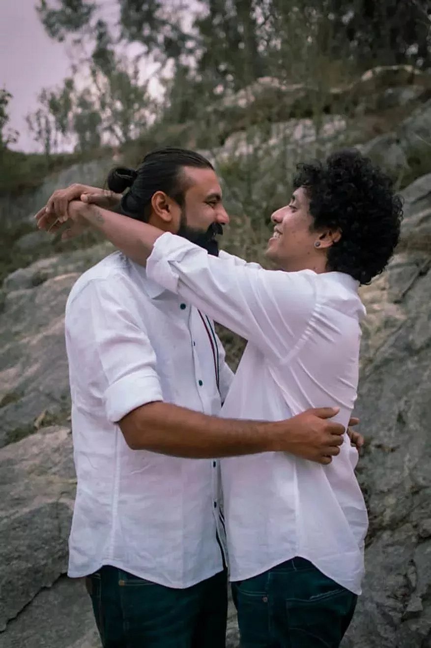 இணையத்தைக் கலக்கும் தன்பாலின காதலர்களின் pre-wedding போட்டோஷூட்! (ALBUM)