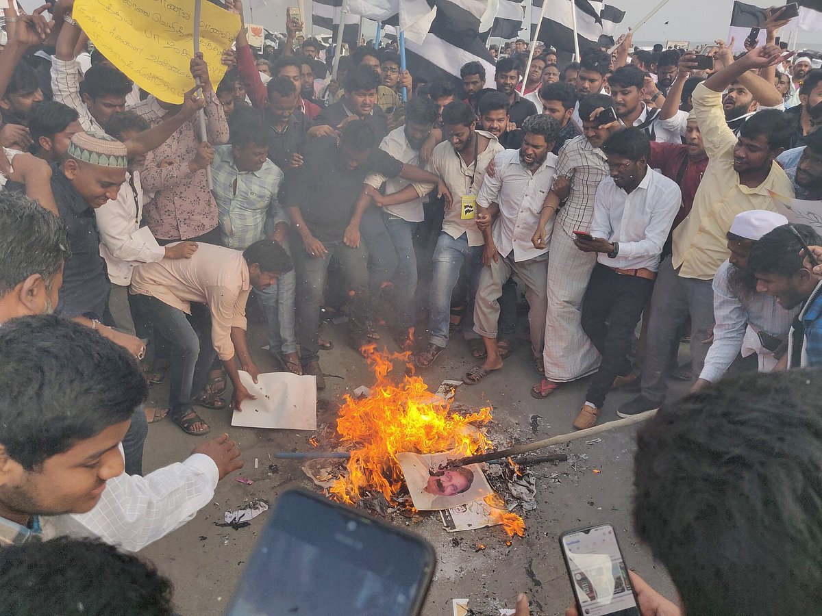 மோடி உருவபொம்மை எரிப்பு - எடப்பாடி பழனிசாமி வீட்டை முற்றுகையிட முயன்ற போராட்டக்காரர்கள்!