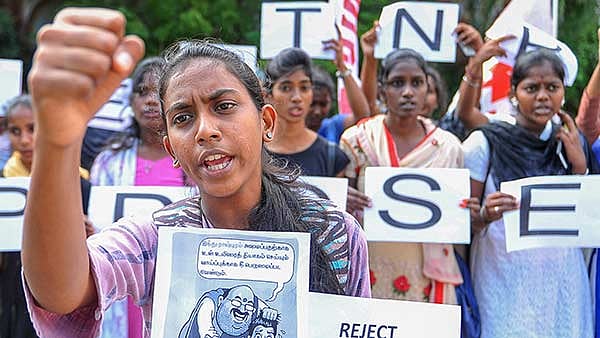 #CAA : விடிய விடிய போராட்டம் நடத்திய மாணவர்கள்... பரபரப்பில்  சென்னை பல்கலைக்கழகம்!