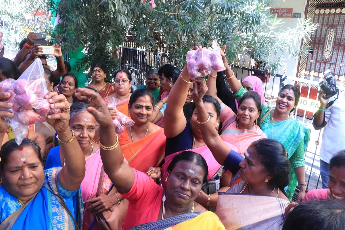 சோனியாகாந்தி பிறந்தநாள்: தொண்டர்களுக்கு புதுச்சேரி முதல்வர் கொடுத்த ஆச்சர்ய பரிசு? கண்ணீரில் தொண்டர்கள் !