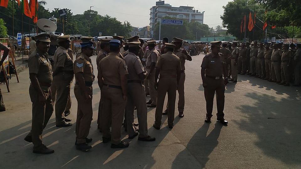 CAA-வுக்கு எதிரான போராட்டத்தை ஒடுக்க தமிழகம் முழுவதும் போலிஸ் குவிப்பு!