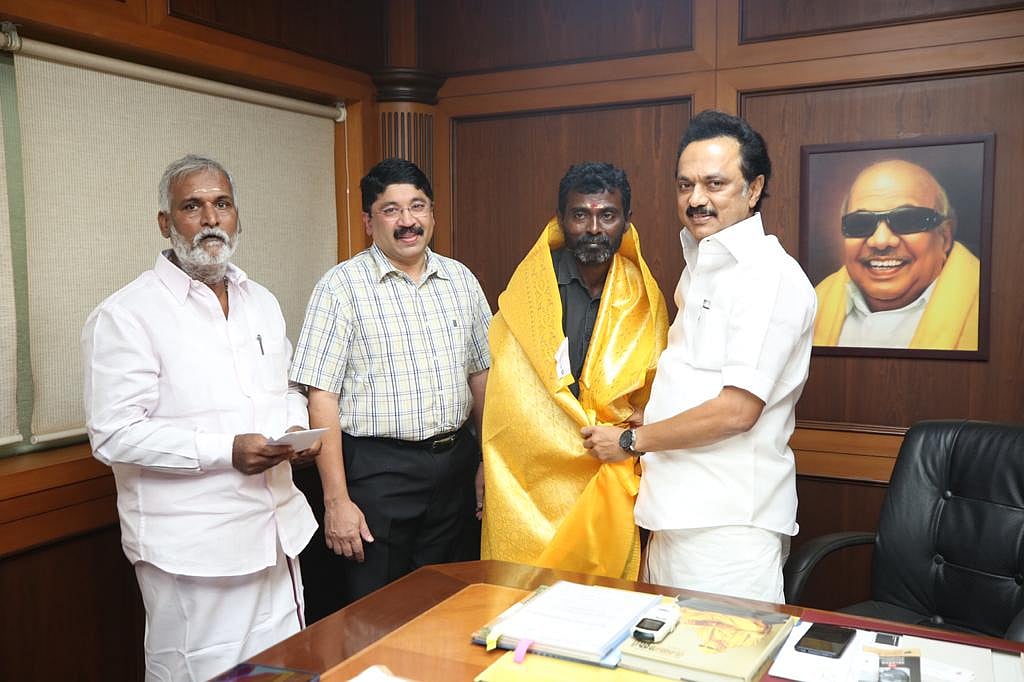 ரயில் விபத்தில் உயிரிழப்பவர்களை மீட்கும் தொழிலாளியை நெகிழ வைத்த தி.மு.க தலைவர் மு.க ஸ்டாலின் !