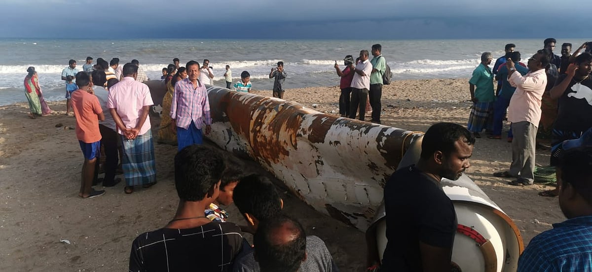 “எங்கள் வலையில் சிக்கிய ராக்கெட் எங்களுக்குத் தான் சொந்தம்” - புதுச்சேரியில் மீனவர்கள் நூதன போராட்டம்!