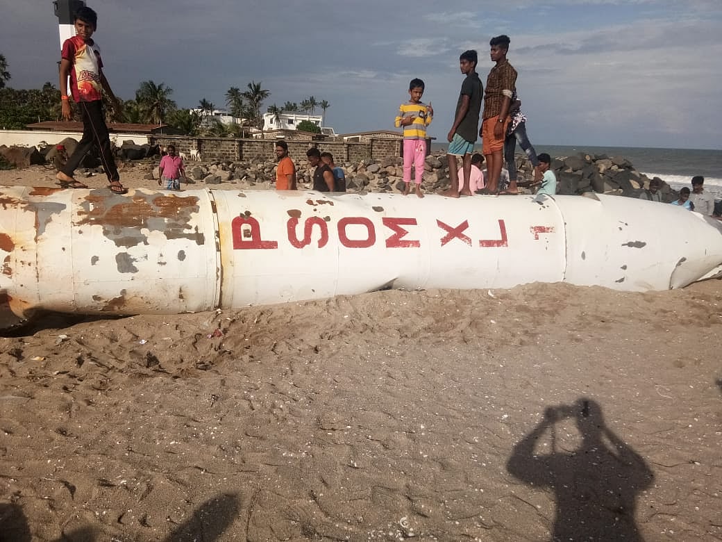 “எங்கள் வலையில் சிக்கிய ராக்கெட் எங்களுக்குத் தான் சொந்தம்” - புதுச்சேரியில் மீனவர்கள் நூதன போராட்டம்!