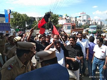 #LIVE  தமிழகம் முழுக்க தி.மு.க இளைஞரணி நடத்திய குடியுரிமை மசோதா எதிர்ப்பு போராட்டம்! - ஏராளமானோர் கைது!