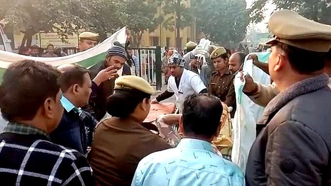 பாலியல் வன்கொடுமை செய்து எரிக்கப்பட்ட உன்னாவ் பெண் சிகிச்சை பலனின்றி உயிரிழப்பு - அதிர்ச்சி தகவல்!