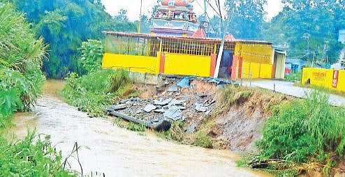சிட்டிசன் பட அத்திப்பட்டியாக மாறிய கள்ளக்குறிச்சி கூடலூர் கிராமம் : உயிரைப் பணயம் வைக்கும் மக்கள்