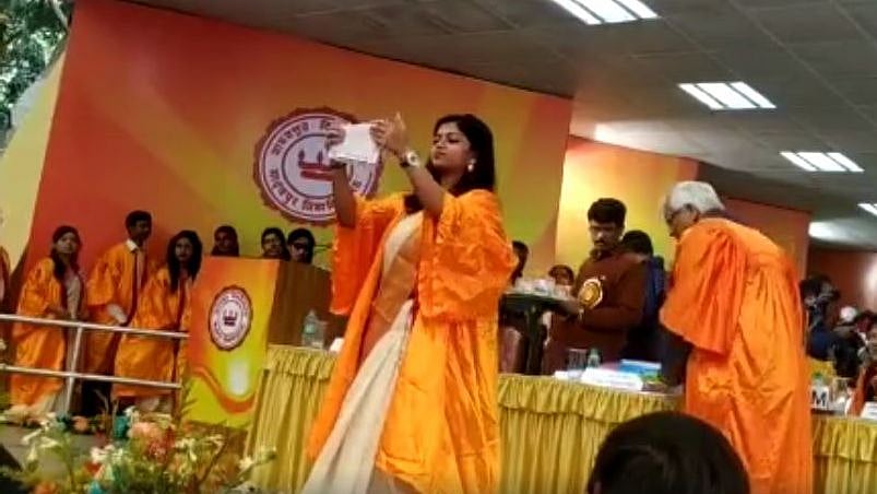 “இன்குலாப் ஜிந்தாபாத்” : பட்டமளிப்பு விழா மேடையிலேயே CAA நகலைக் கிழித்தெறிந்து முழக்கமிட்ட மாணவி!