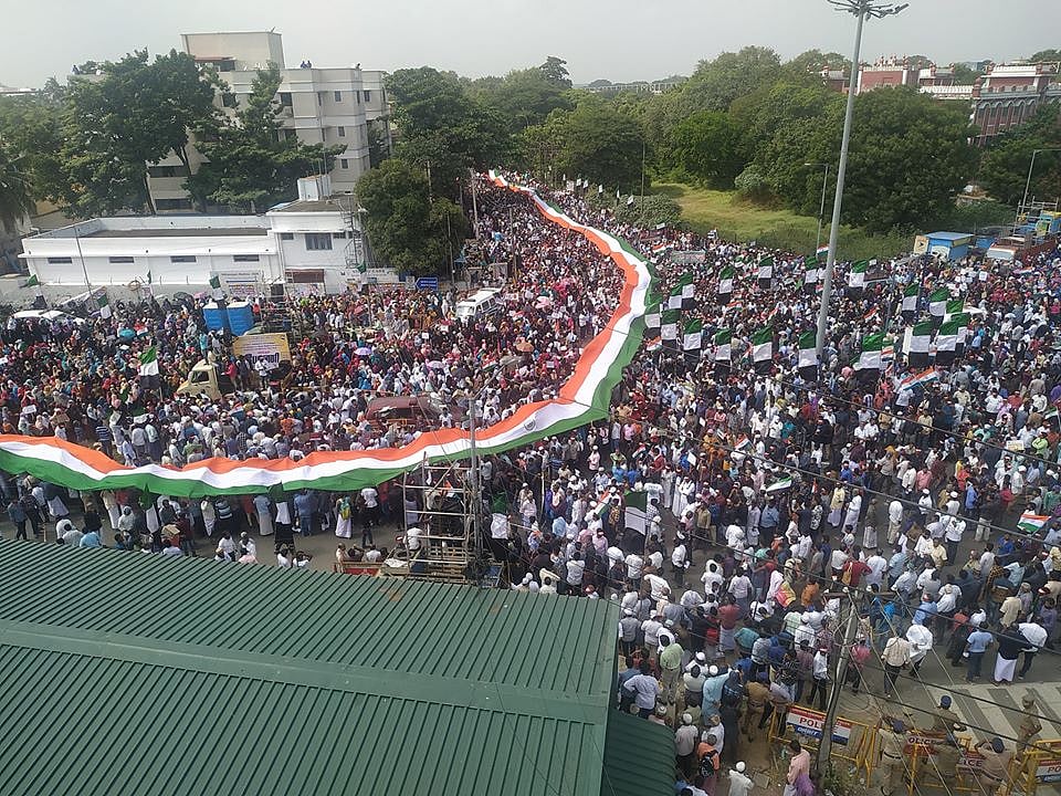 ”நாங்கள் இந்தியர்கள்” - சென்னையில் மிக நீண்ட தேசியக் கொடியுடன் குடும்பமாக போராட திரண்ட இஸ்லாமியர்கள்!