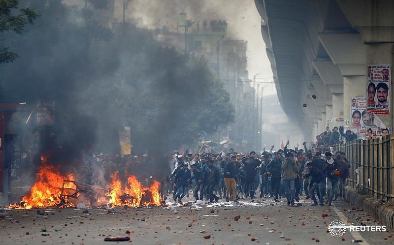 #CAA மீண்டும் போராட்டக் களமாகும் டெல்லி : போலிஸார் போராட்டக்காரர்கள் இடையே மோதல்!