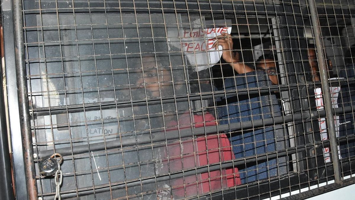 இரவோடு இரவாக சென்னை பல்கலை. மாணவர்களை வலுக்கட்டாயமாக கைது செய்த காவல்துறை : நள்ளிரவில் நடந்தது என்ன?