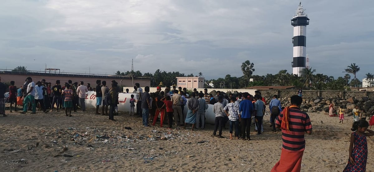 “எங்கள் வலையில் சிக்கிய ராக்கெட் எங்களுக்குத் தான் சொந்தம்” - புதுச்சேரியில் மீனவர்கள் நூதன போராட்டம்!