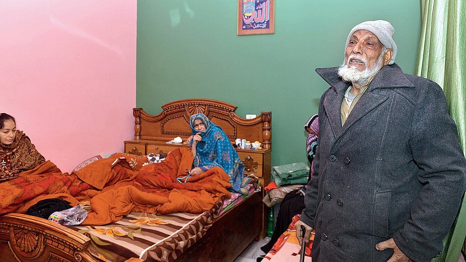 “பாகிஸ்தானுக்கு போ.. இல்லேன்னா சுடுகாட்டுக்குப் போ” - முஸ்லிம் பெரியவர் வீடுபுகுந்து கொள்ளையடித்த போலிஸ்!