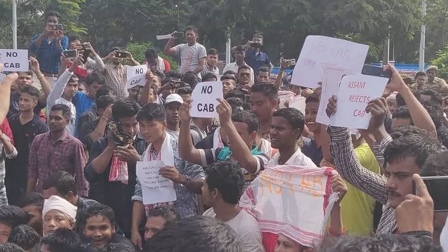 குடியுரிமை சட்டத்தை எதிர்த்து சென்னையில் போரட்டத்தில் ஈடுப்பட்ட அசாம் இளைஞர்கள்!