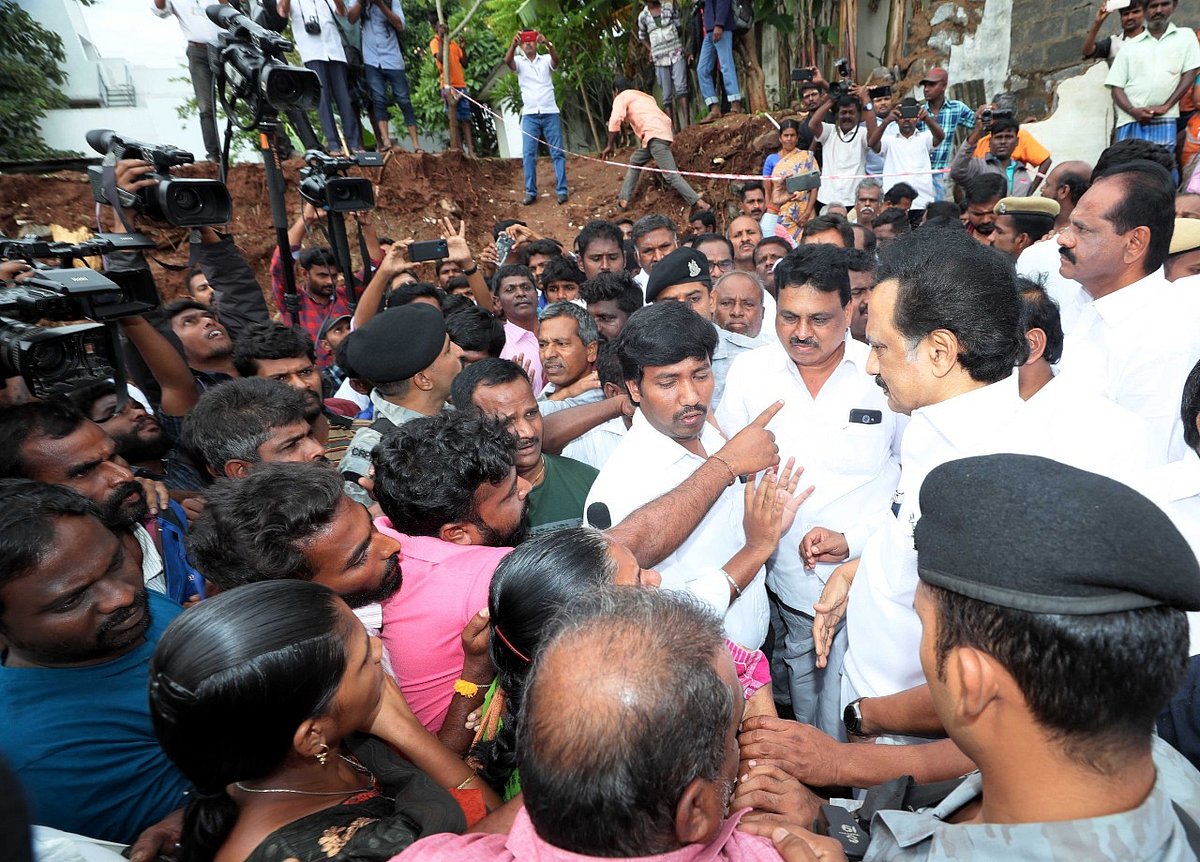 மேட்டுப்பாளையத்தில் சுவர் இடிந்து 17 பேர் பலி : நேரில் சென்று ஆறுதல் தெரிவித்த மு.க.ஸ்டாலின்! (PHOTOS)